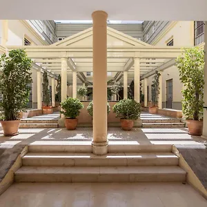 Con Encanto En El Barrio De Santa Cruz , Seville Spain